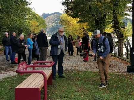 Udeleženci spoznavajo tematsko pot, ob kateri so postavljene nove klopce